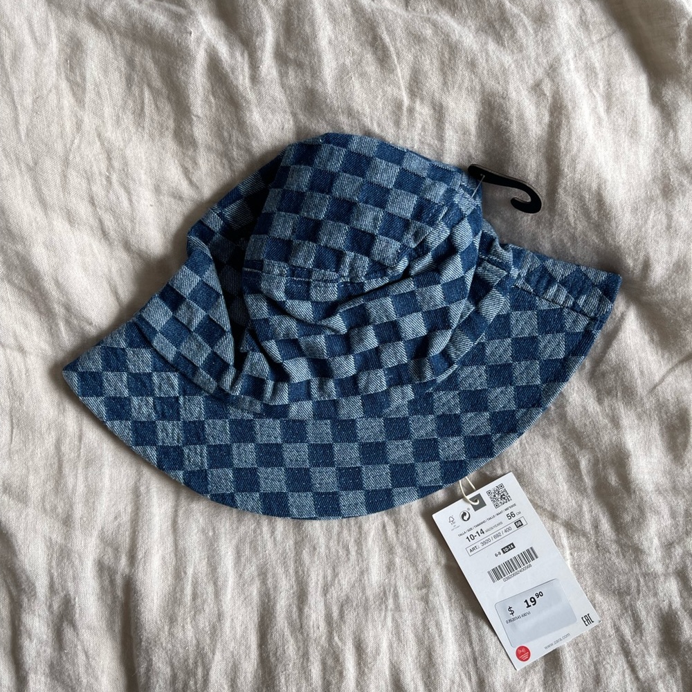 Zara bucket hat.